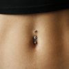 Zdobený titanový piercing do pupíku Mono s centrálním čirým zirkonem