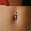 Visací titanový piercing do pupíku Chainelle s řetízkem