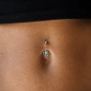 Zdobený titanový piercing do pupíku Crystalis s velkým centrálním čirým zirkonem