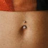 Titanový piercing do pupíku Onea s čirým zirkonem