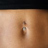 Minimalistický titanový piercing do pupíku Iluma s iluminati vzorem