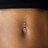 Zdobený titanový piercing do pupíku Boston duhový kulatý zirkon