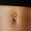 Zdobený titanový piercing do pupíku Roma růžový kulatý zirkon