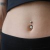 Piercing s bílým opálem Avalea
