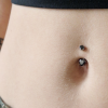 Titanový piercing do pupíku BlackHeart s černým zirkonem.