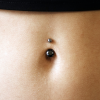 Titanový piercing do pupíku Barril s černým centralním zirkonem