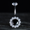 Černý a extravagantní titanový piercing do pupíku Blume