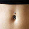 Černý titanový piercing do pupíku Olympe