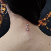 Surface piercing pod kůži na krku