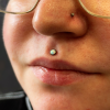 Titanový labret piercing s vnitřním závitem a bílým opálem v meduse