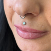 Titanový labret piercing s vnitřním závitem a modrým opálem ve rtu
