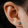 Titanový labret piercing s vnitřním závitem a modrým opálem.