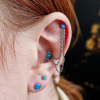 Titanový labret piercing s vnitřním závitem a modrým opálem a řetízky