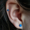 Titanový labret piercing koncovka s vnitřním závitem a modrým opálem