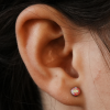 Titanový labret piercing s vnitřním závitem a růžovým opalem.