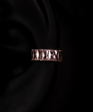 Titanový kroužek osazený po celém obvodu výraznými zirkony, které krásně lámou světlo a dělají ze šperku nepřehlédnutelný...