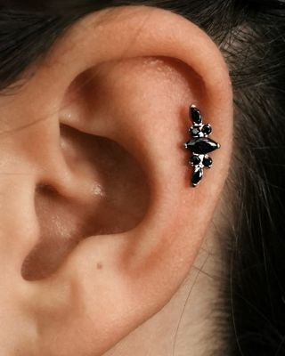 Titanová koncovka Eclipse s vnitřním závitem a černými zirkony.🖤 Trojúhelníkové uspořádání kamenů krásně zvýrazní linii...