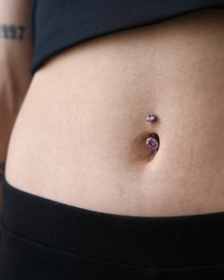 Jemný, ale nepřehlédnutelný.💖 Piercing do pupíku Rome spojuje romantiku a eleganci v podobě růžových zirkonů.💫Působí...