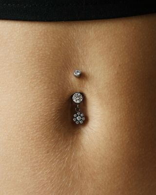 Piercing do pupíku Floris.🌸Přívěsek ve tvaru květu tvoří centrální zirkon obklopený drobnými kamínky, které vytvářejí...