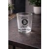 Sklenička se symbolem Bitcoinu