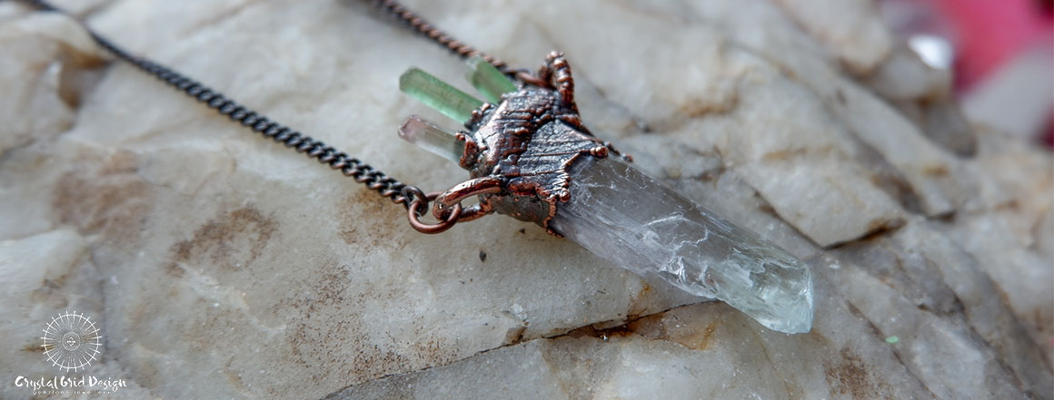 Přívěsek s hiddenitem a turmalíny 