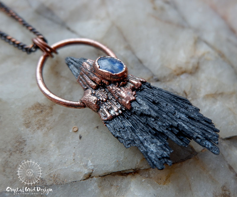 Přívěsek s kyanity