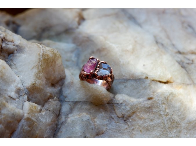 Prsten s křišťálem a růžovým turmalínem vel.49