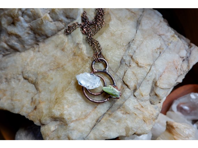 Přívěsek s křišťálem a peridotem