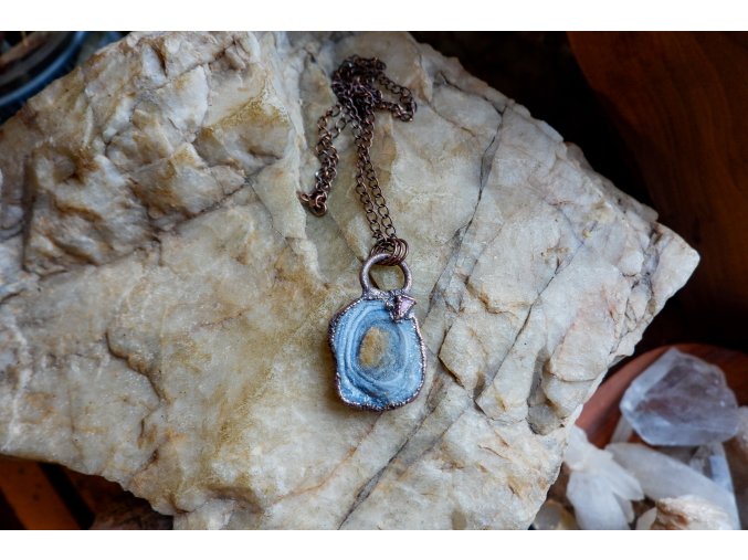 Přívěsek s rubínem a chalcedonem