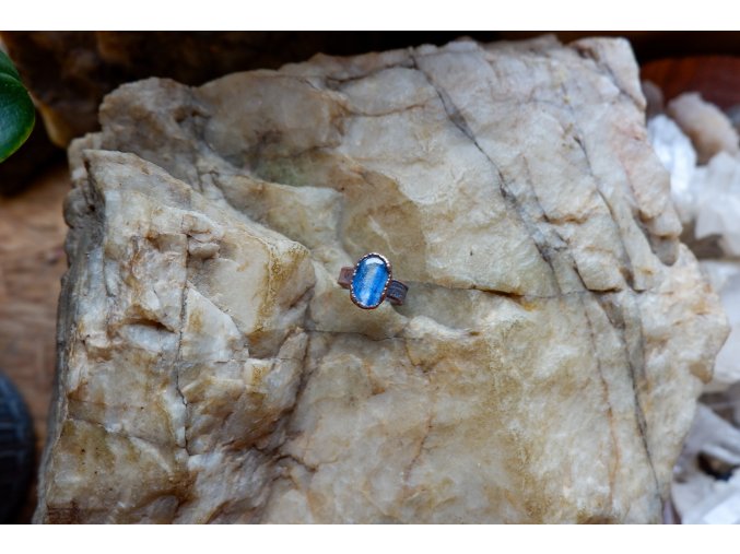 Prsten s modrým kyanitem vel. 53