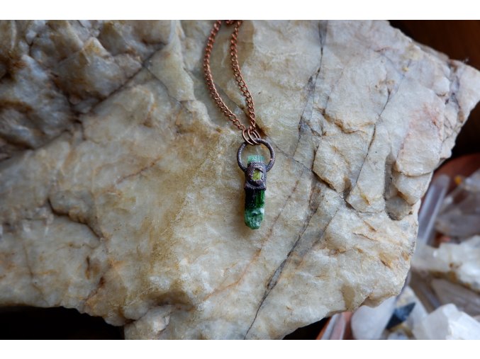 Přívěsek s  chromdiopsidem, zeleným turmalínem a titanitem