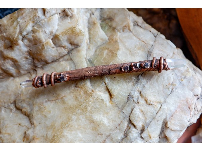 Smrková hůlka s křišťály a pyrity