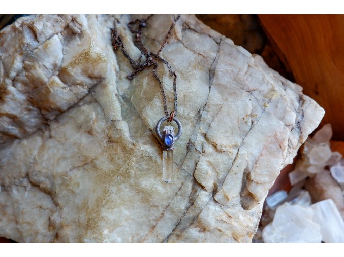 Přívěsek s křišťálem, fenakitem a tanzanitem