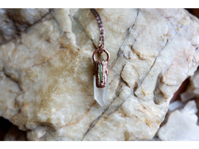 Přívěsek s křišťálem a zeleným turmalínem