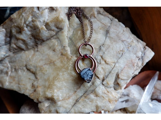 Přívěsek s granátem a dravitem