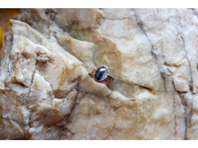 Prsten s křišťálem s inluzí skorylu vel.55