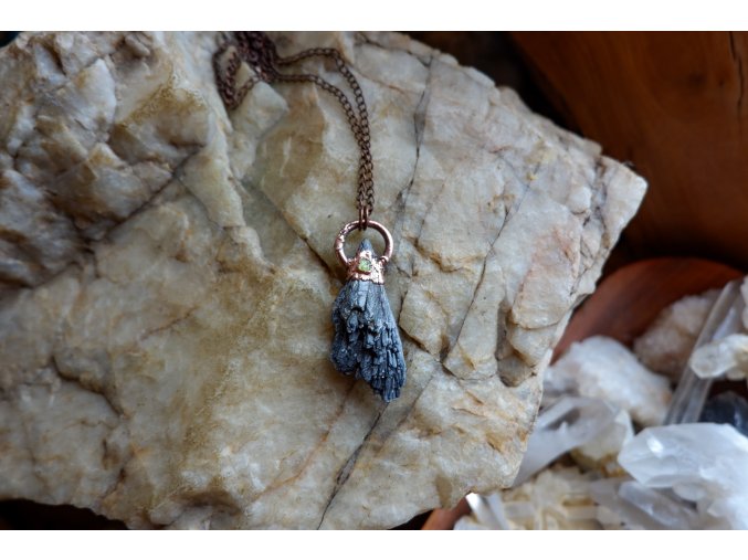 Přívěsek s černým kyanitem a peridotem