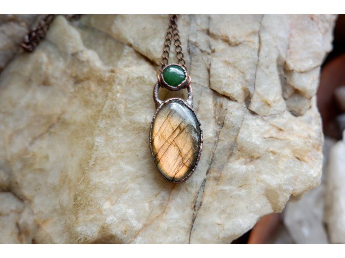 Přívěsek s labradoritem a nefritem