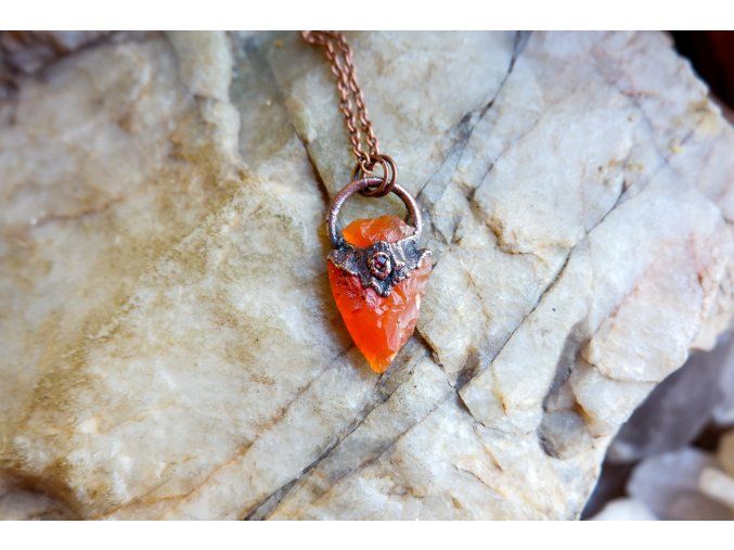 Přívěsek s karneolem a granátem