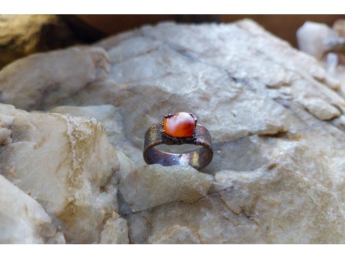 Prsten s karneolem vel. 57-58