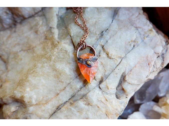 Přívěsek s karneolem a dravitem