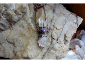 Přívěsek s kunzitem, křišťálem a čaroitem
