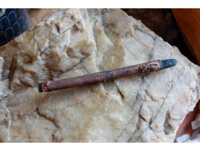 Smrková hůlka s prasemem, zeleným turmalínem a titanity