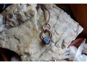 Přívěsek s granátem a dravitem