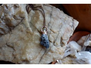 Přívěsek s černým kyanitem a peridotem
