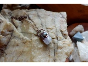 Přívěsek s labradoritem a kunzitem