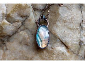 Přívěsek s labradoritem a skorylem