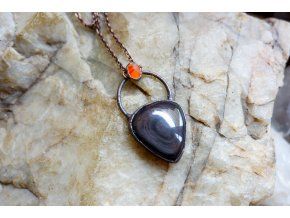 Přívěsek s obsidiánem a karneolem