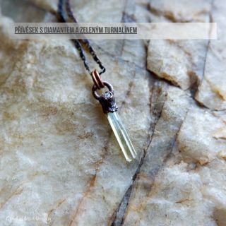Proč si pořídit přívěsek s diamantem? A ano, v tomto případě je zelený turmalín sice větší, ale je trochu upozaděný a...