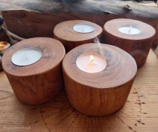 Potřebujete více světla? Tyto 4 akátové svícny čekají v e-shopu na nový domov ✨💛. Akát je symbolem harmonie a vnitřní...